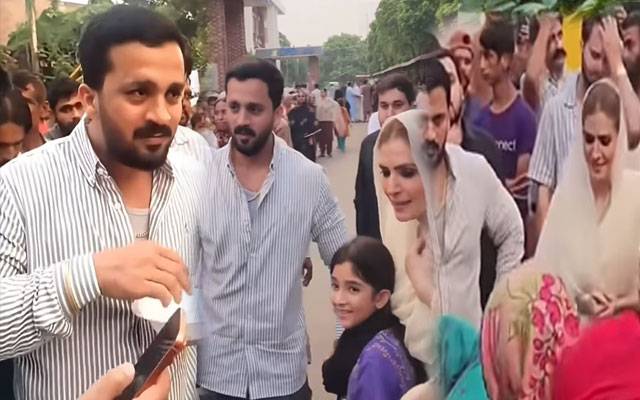 Rajab Butt joins Resham in heartwarming food drive for families in need