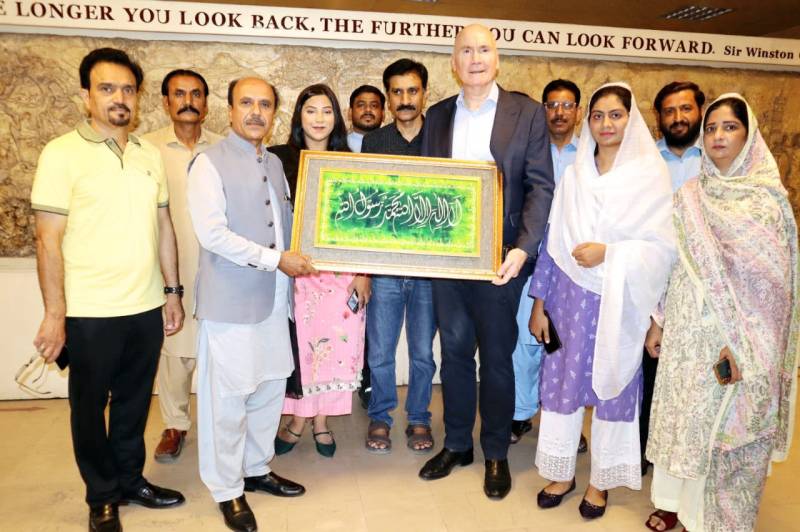 Australian envoy visits Lyallpur Museum, takes keen interest in Faisalabad’s rich heritage