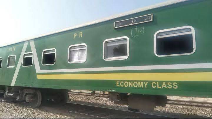 Shalimar Express coach derails near Bahawalpur