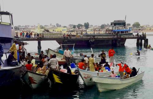 Desperate Yemenis fleeing Houthi advance flood overwhelmed Aden
