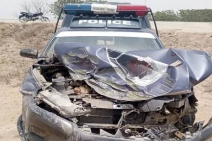 Dadu police mobile crashes, leaving one martyr and seven cops injured