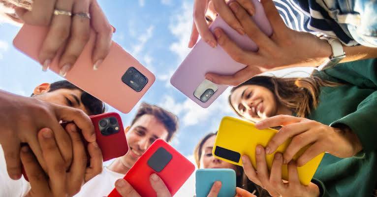 EU chief to unveil social media, gaming curbs for under-15s