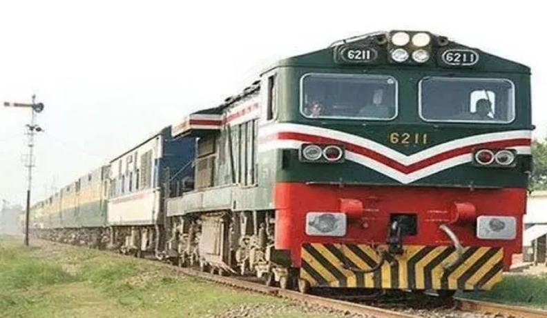 Farid Express engine catches fire near Kahror Pakka, no causality reported