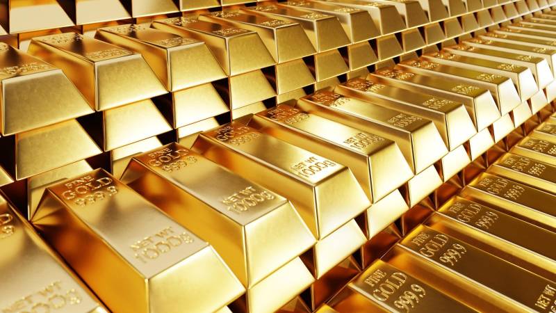 Gold prices edge lower in global, local markets