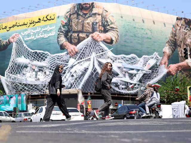Iran economy contracts during US war