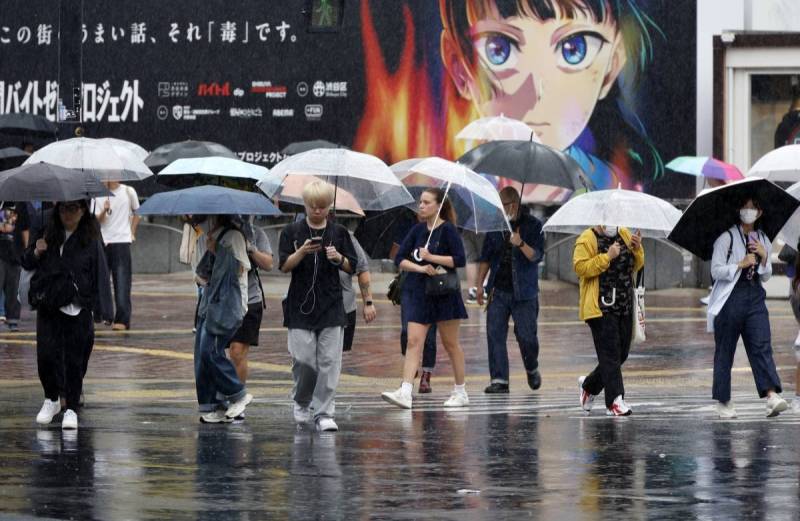 Hundreds of flights cancelled as Typhoon Dujuan nears Japan