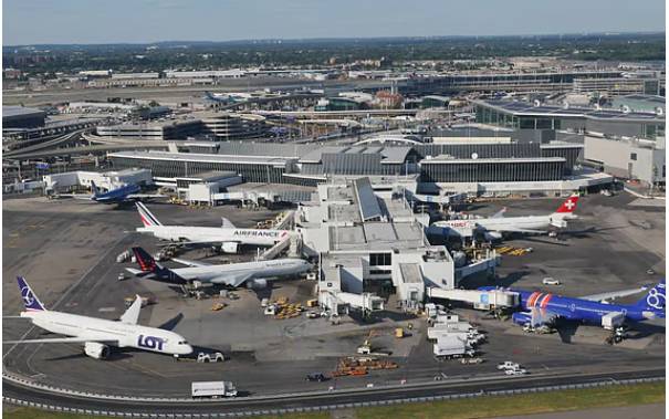 Hundreds of US flights cancelled due to outage
