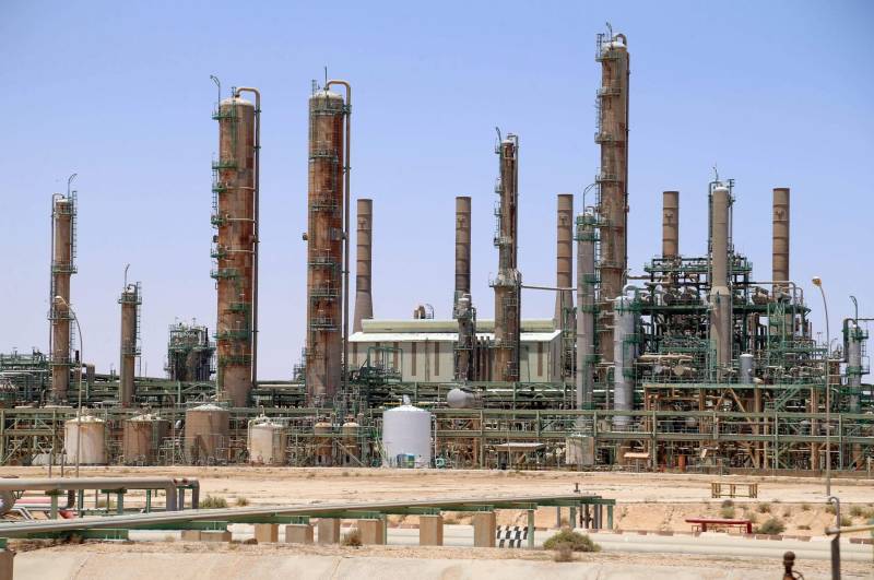Armed group shuts Libya pipeline valve at key oil field