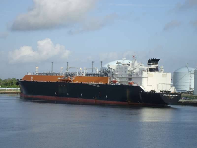 Another LNG tanker docks at Karachi port