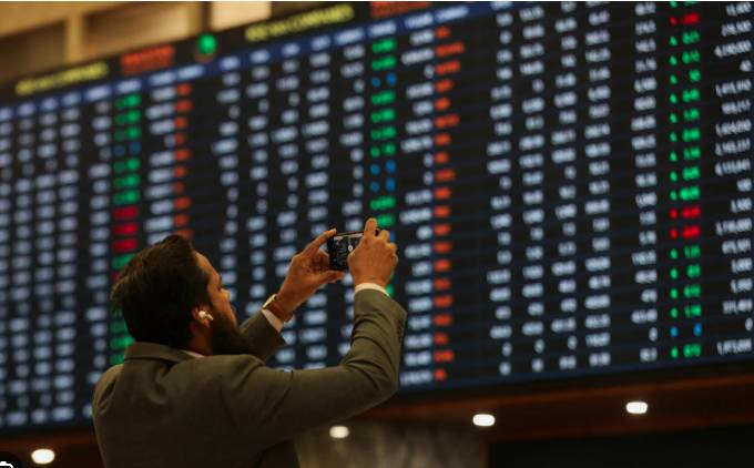 Share prices seesaw at Pakistan Stock Exchange