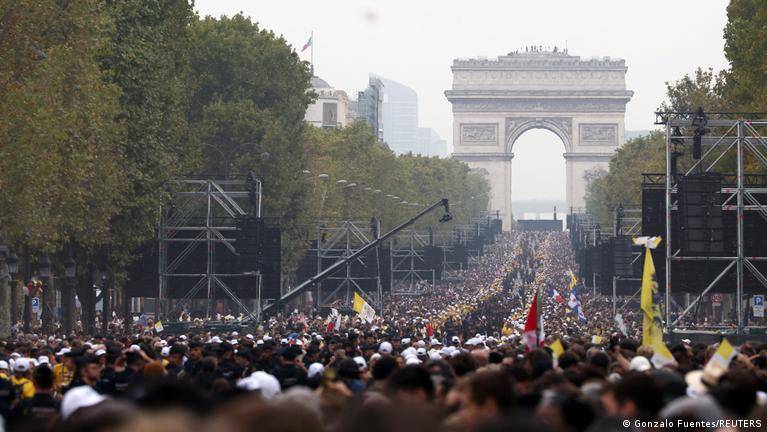 Pope celebrates giant Paris mass in landmark visit