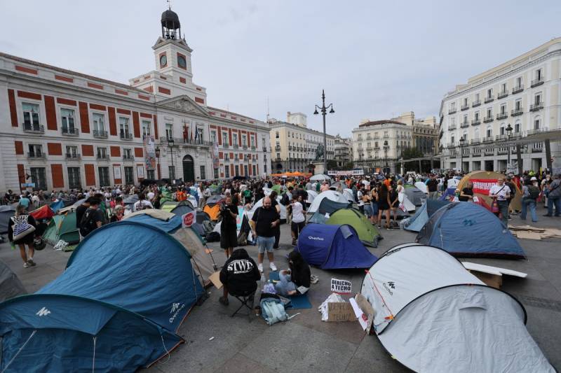  Housing protesters dig in for long stay in Madrid square