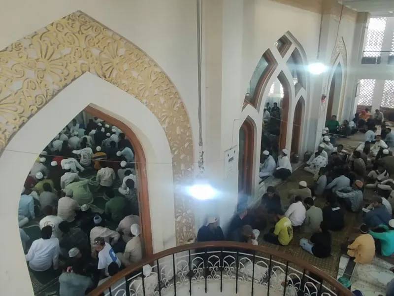 India's Muslims sit inside 600-year old historic mosque to stop demolition