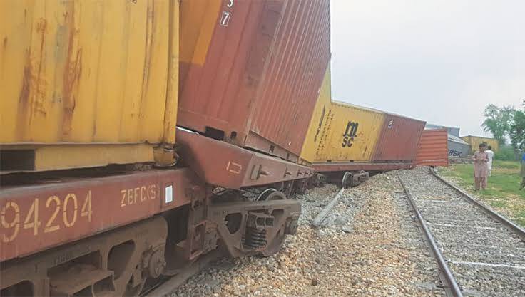 Khairpur freight train derailment disrupts rail services towards Karachi