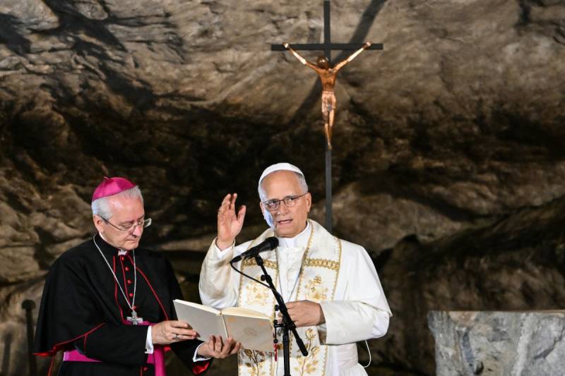 Pope urges French bishops to 'persevere' against clerical sex abuse
