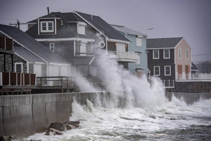 Powerful storm lashes US east with punishing rain and wind
