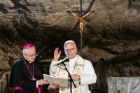 Pope urges French bishops to 'persevere' against clerical sex abuse