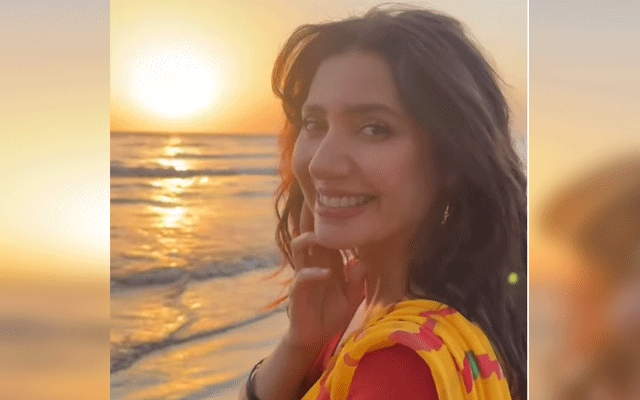 Mahira Khan clad in saree stuns visitors at Karachi beach