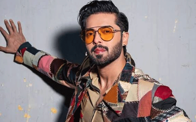 Fahad Mustafa’s flirt buzz with fangirl taking around