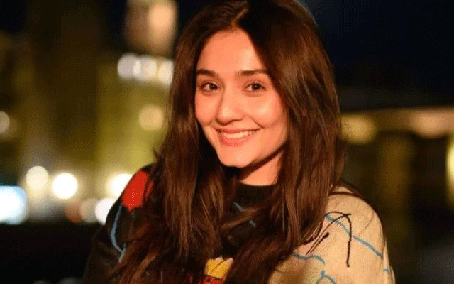 Durefishan sets social media ablaze with sun-kissed glow