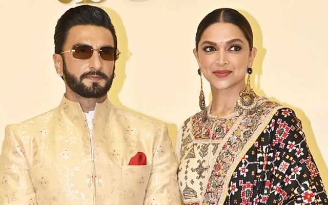 Ranveer Singh & Deepika Padukone turn heads at Mumbai event, pose hand-in-hand 