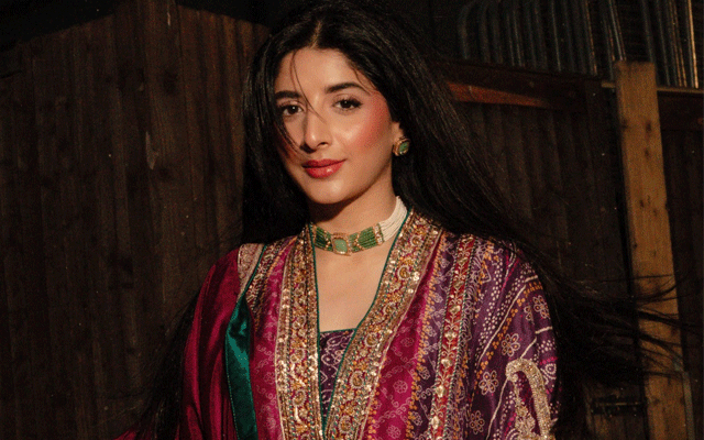 Mawra Hocane stuns in mother’s outfit for Shaukat Khanum Fundraiser in Birmingham