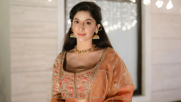 'Designer se keh k gala hi chota karwa letin,' slams fan on Mawra Hocane's traditional dress 