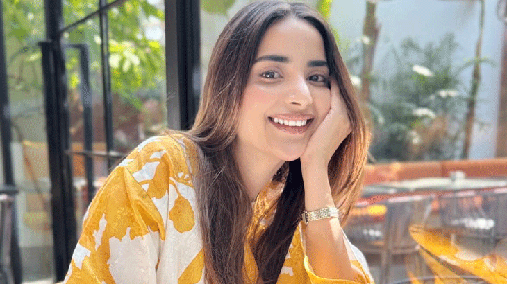 Saboor Aly’s sun-kissed giggle lights up cozy café moment 