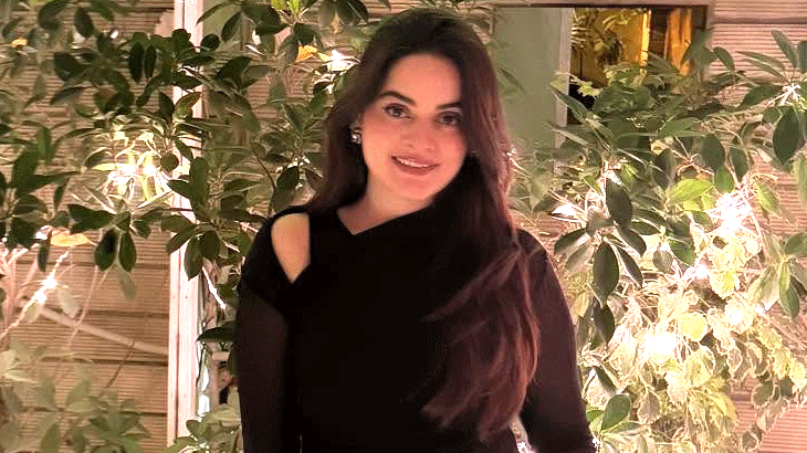 Minal Khan glows in elegant black outfit on stylish new post