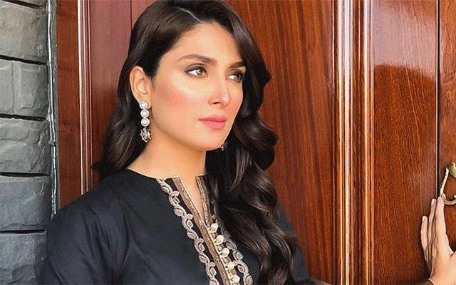 Traditional charm meets glam’, Ayeza Khan slays black ensemble