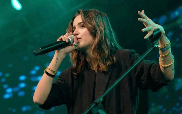 Aima Baig stuns fans with soulful ‘Tajdar-e-Haram’ rendition