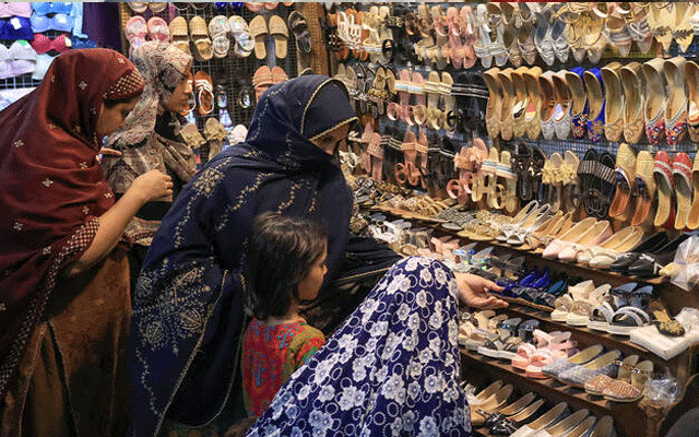 Late-night bazaars sparkle ahead of Eid celebrations
