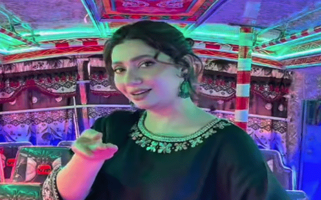 Fans hooked on Mahira Khan's perky bus ride 