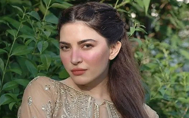 Naimal Khawar turns to fans for Eid lash technician