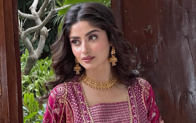 Sajal Aly’s fuchsia look leaves fans spellbound